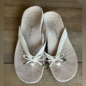 Like new Vionic sandal flip flop size 9